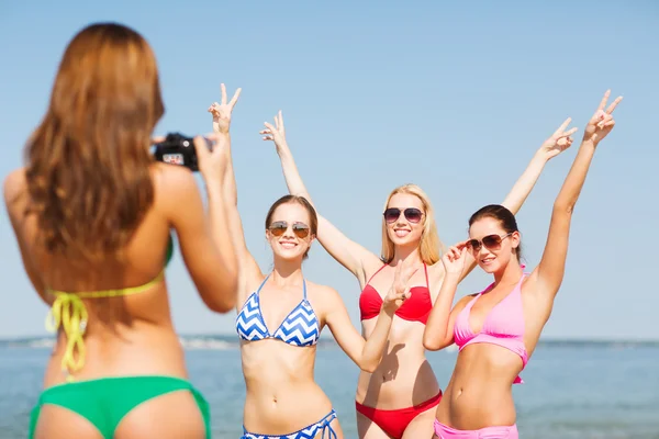 Gruppo di donne sorridenti che fotografano sulla spiaggia — Foto Stock