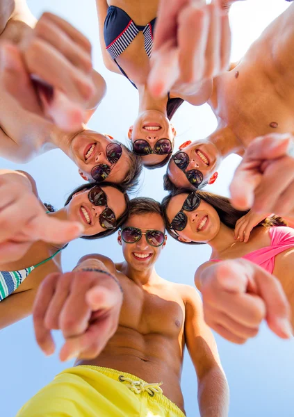 Usmívající se přátelé v kruhu na letní beach — Stock fotografie