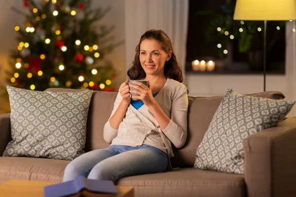 Mujer feliz bebiendo té o café en Navidad —  Fotos de Stock