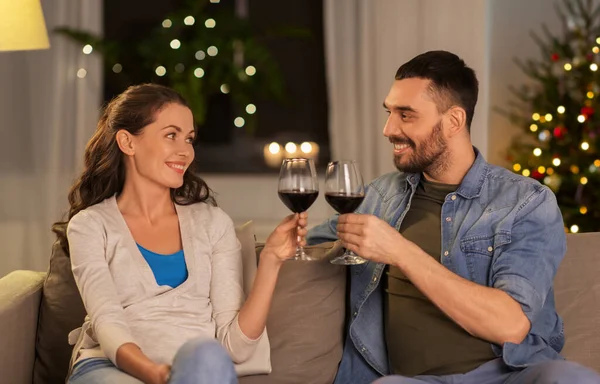 Ευτυχισμένο ζευγάρι πίνοντας κρασί στο σπίτι τα Χριστούγεννα — Φωτογραφία Αρχείου