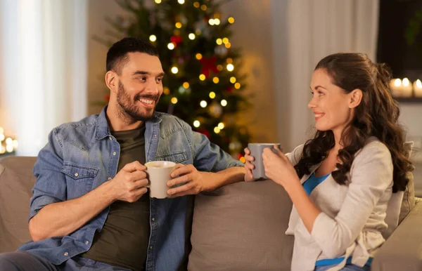 Feliz pareja bebiendo té o café en Navidad —  Fotos de Stock
