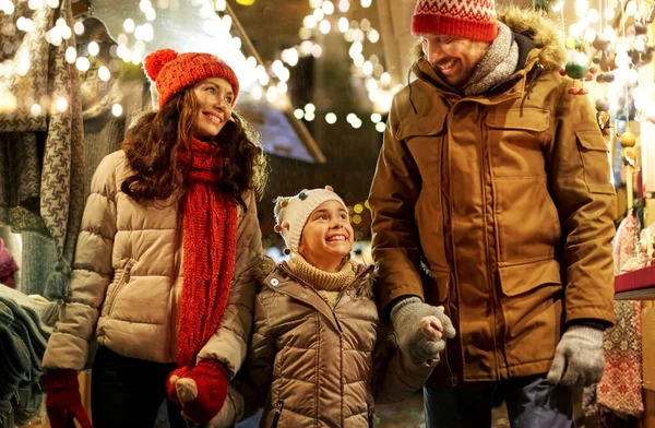 Glückliche Familie auf dem Weihnachtsmarkt in der Stadt — Stockfoto