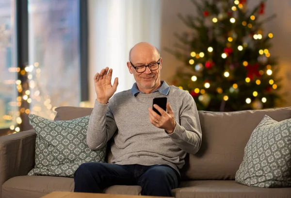 크리스마스에 화상 통화를 하는 노인 — 스톡 사진