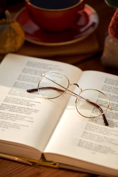 Närbild av öppen bok av dikter och glasögon — Stockfoto