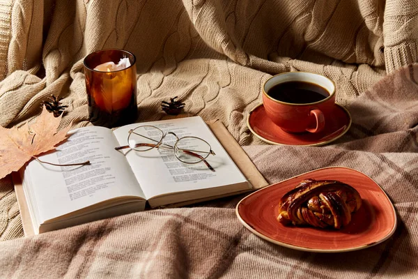 Livro, pão de canela, café e vela no outono — Fotografia de Stock