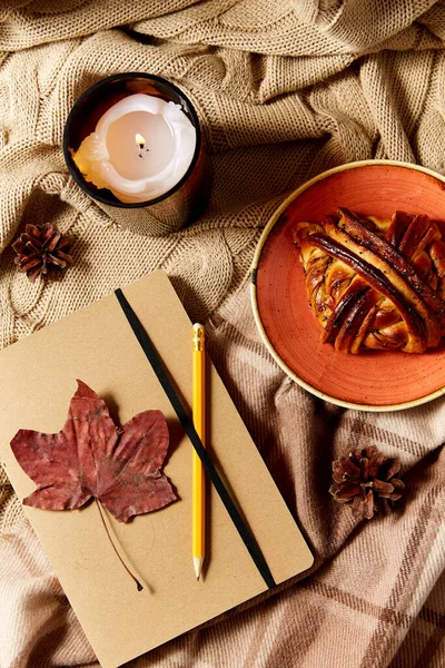 秋天的日记、铅笔、肉桂面包和蜡烛 — 图库照片