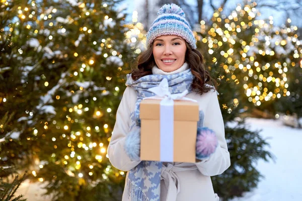 Szczęśliwa młoda kobieta z Christmas prezent zimą — Zdjęcie stockowe