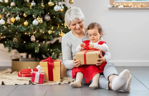 Babička a holčička s vánočními dárky — Stock fotografie
