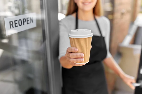 Femme heureuse avec café et rouvrir la bannière sur la porte — Photo