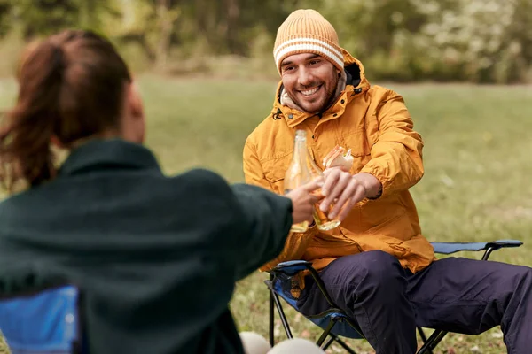 Casal beber cerveja com sanduíches no acampamento tenda — Fotografia de Stock