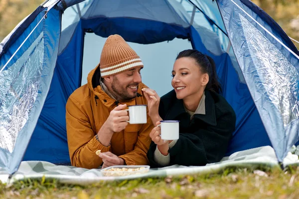 キャンプテントの中でクッキーとお茶を飲んで — ストック写真
