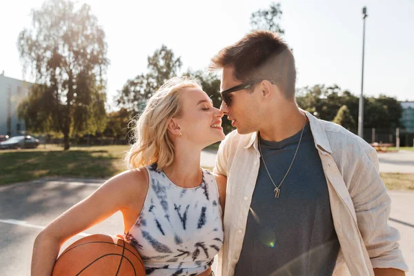 Basketbol sahasında top oynayan mutlu çift — Stok fotoğraf
