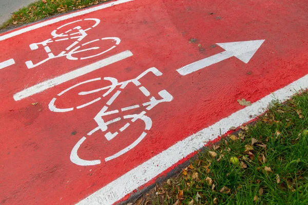 Carril bici o carretera roja con signos de bicicletas —  Fotos de Stock