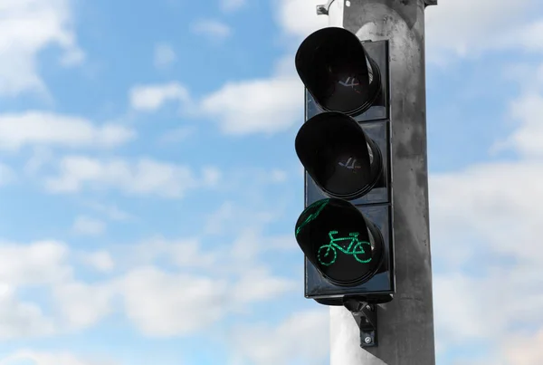 Green traffic light for bicycle over blue sky — Stock Photo, Image