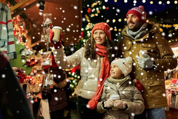 Rodzina z drinkami na wynos na rynku świątecznym — Zdjęcie stockowe
