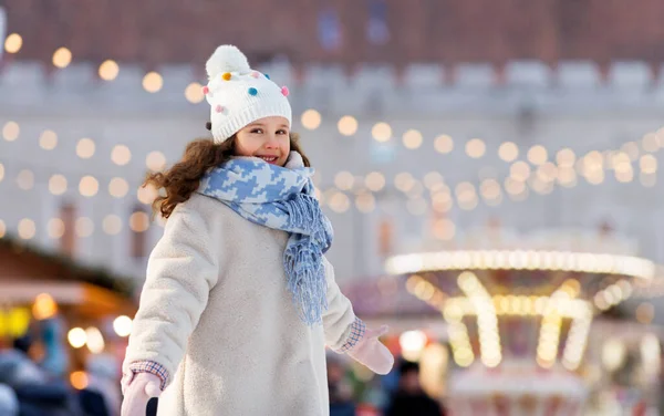 Happy little girl at christmas amusement park — Stock Photo, Image