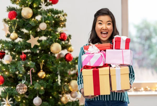 Felice donna asiatica con regalo di compleanno — Foto Stock