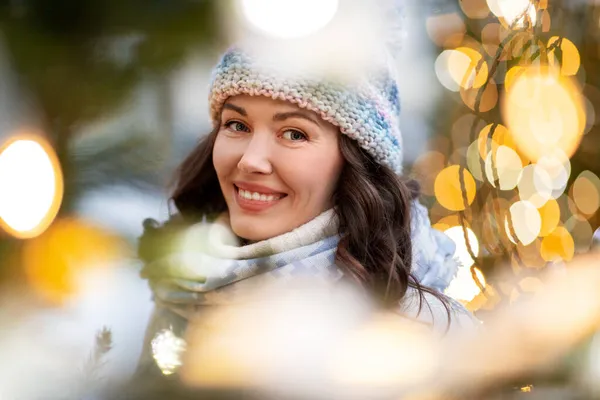 Portrait de jeune femme heureuse dans les lumières de Noël — Photo