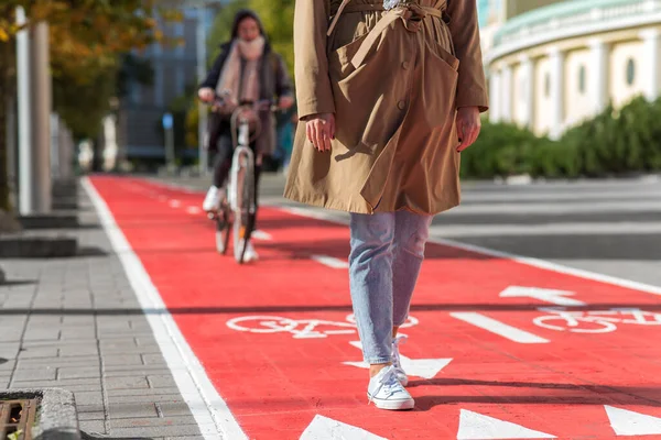 Женщина, идущая вдоль велосипедной дорожки или дороги для велосипедов — стоковое фото