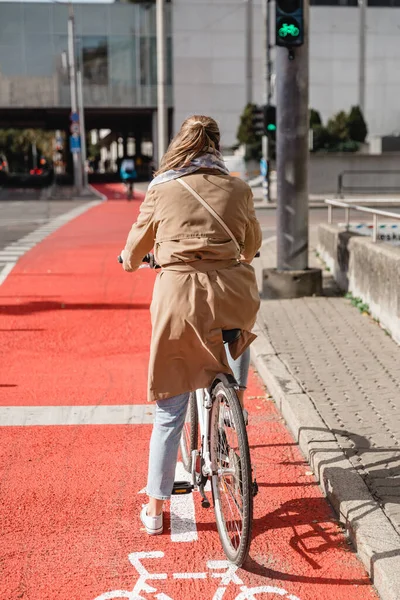 城市里骑红色自行车道的妇女 — 图库照片