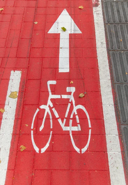 Ciclovia ou estrada vermelha com sinais de bicicletas Fotos De Bancos De Imagens Sem Royalties