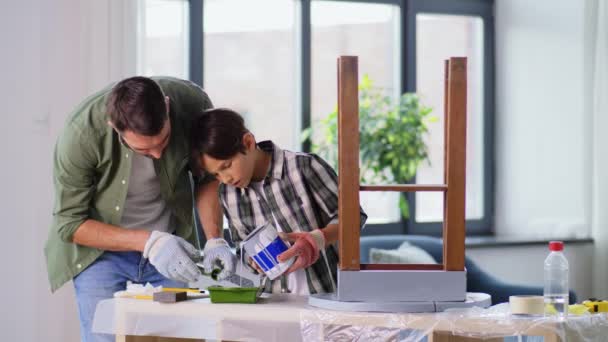 Padre e hijo pintando mesa vieja en color gris — Vídeos de Stock