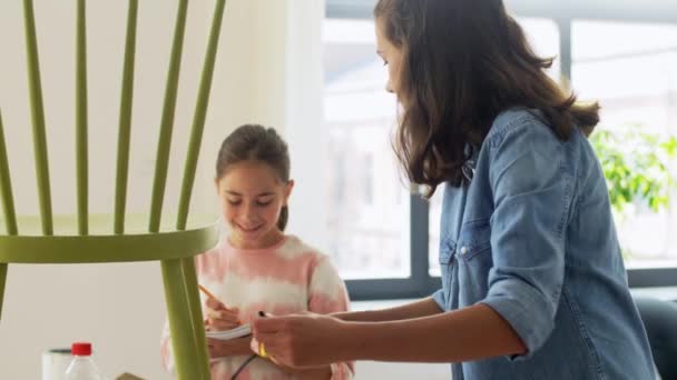 Mother and daughter with ruler measuring old chair — Stock Video