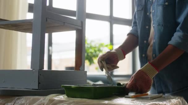 Manos pintando mesa de madera vieja con color gris — Vídeo de stock