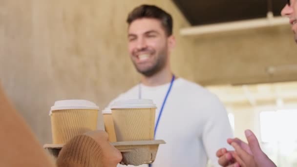 Affärsmän dricka hämtmat kaffe på kontoret — Stockvideo