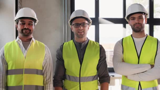 Gelukkig man architecten in helmen tonen duimen omhoog — Stockvideo