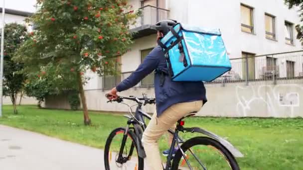 Homem de entrega indiana com saco andar de bicicleta — Vídeo de Stock