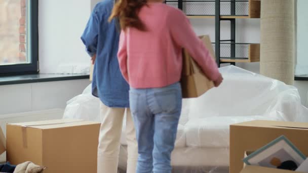 ผู้หญิงที่มีกล่องย้ายเข้ามาในบ้านใหม่ — วีดีโอสต็อก