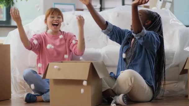 Mujeres con caja y espuma de maní mudándose a un nuevo hogar — Vídeos de Stock