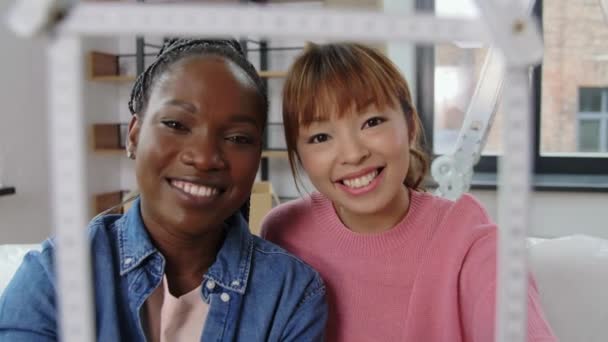 Gelukkig glimlachende vrouwen met liniaal in de vorm van huis — Stockvideo