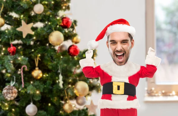 Hombre feliz en traje de santa celebrando la victoria —  Fotos de Stock