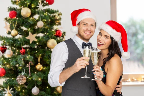 Casal com taças de champanhe na festa de Natal — Fotografia de Stock