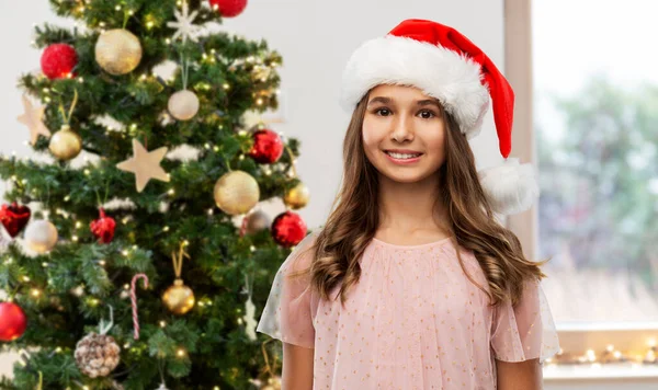 Felice ragazza adolescente in cappello di Babbo Natale — Foto Stock