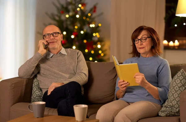 Coppia di anziani a casa a Natale — Foto Stock