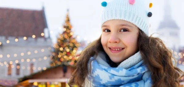 Portret szczęśliwej dziewczynki nad miastem Bożego Narodzenia — Zdjęcie stockowe