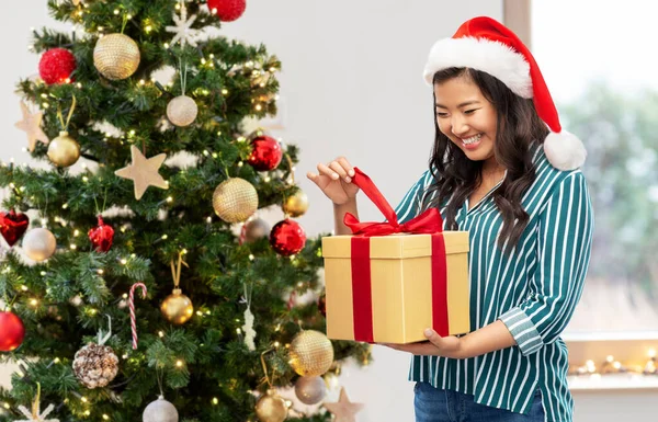 Счастливая женщина открывает рождественский подарок — стоковое фото