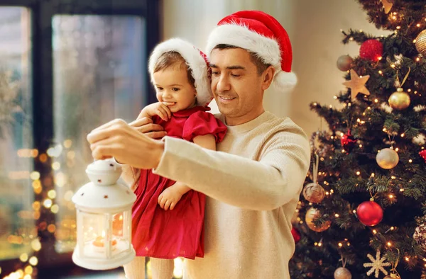 Pai e bebê filha no Natal em casa — Fotografia de Stock