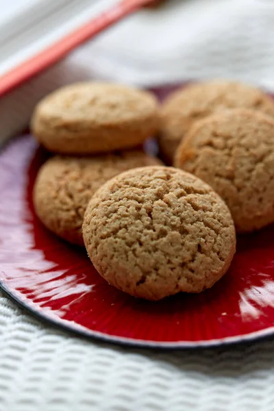 Zblízka ovesné kaše sušenky na červené keramické desce — Stock fotografie