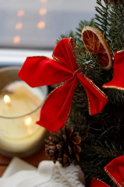 Χριστουγεννιάτικο στεφάνι και κερί στο περβάζι του παραθύρου στο σπίτι — Φωτογραφία Αρχείου