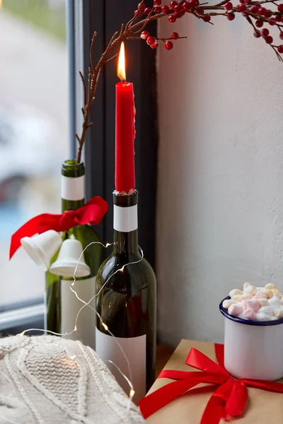 Rode kerstkaars branden in wijn fles — Stockfoto