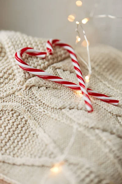 Vicino di maglione, canna da zucchero, ghirlanda di Natale — Foto Stock