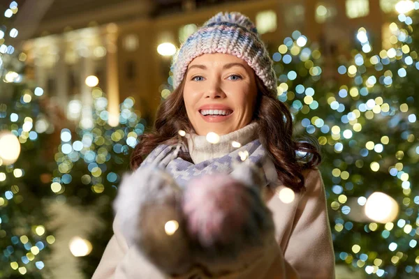 Szczęśliwa kobieta spacery w mieście Bożego Narodzenia w zimie — Zdjęcie stockowe