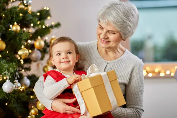 Avó e bebê menina com presente de Natal — Fotografia de Stock