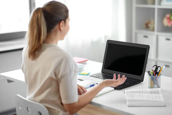 Estudiante con portátil que tiene videollamada en casa — Foto de Stock