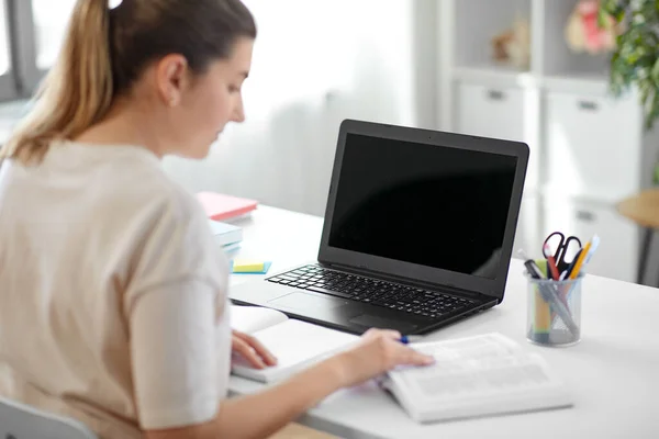 Estudiante con laptop, cuaderno y libro — Foto de Stock