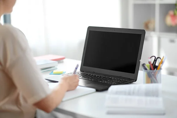 Студентка с ноутбуком, ноутбуком и книгой — стоковое фото